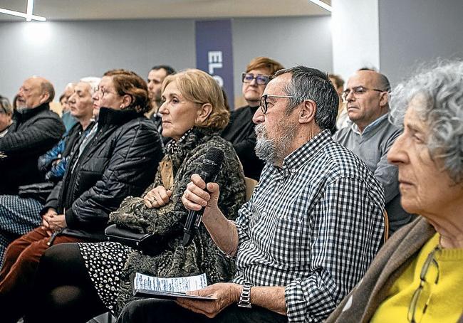 Uno de los participantes plantea una pregunta a la corresponsal.