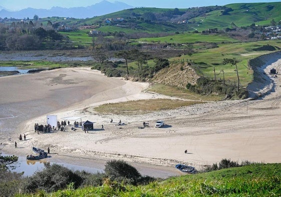 El rodaje tiene lugar en la zona conocida como 'La duna' en la Playa de Oyambre en el municipio de Valdáliga.