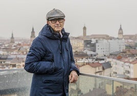 Pablo Ortiz de Zárate en la azotea del hotel Kora Green City desde el que hay unas espectaculares vista del Ensanche y las cuatro torres.