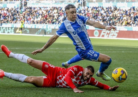 Conechny cae ante David López en el partido entre el Alavés y el Girona disputado el 11 de enero a las 14.00 horas en Mendizorroza.