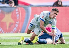 Tenaglia, uno de los dos amonestados, recibe una falta durante el partido.