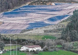 Una gran lámina de polietileno cubre la mayor parte del vertedero para evitar la filtración de agua.
