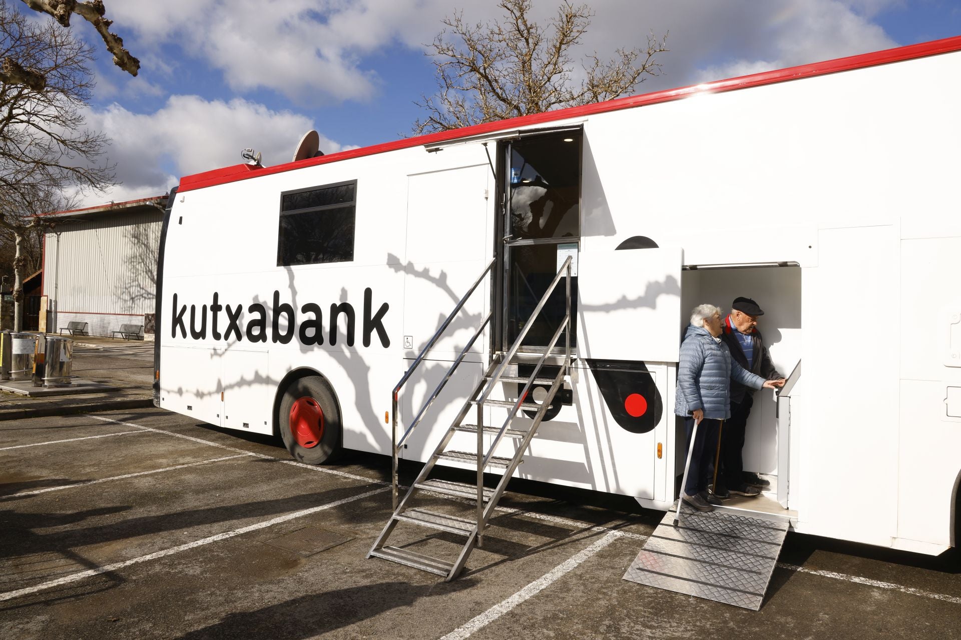 La oficina móvil de Kutxabank, en un autobús, visita Gopegi