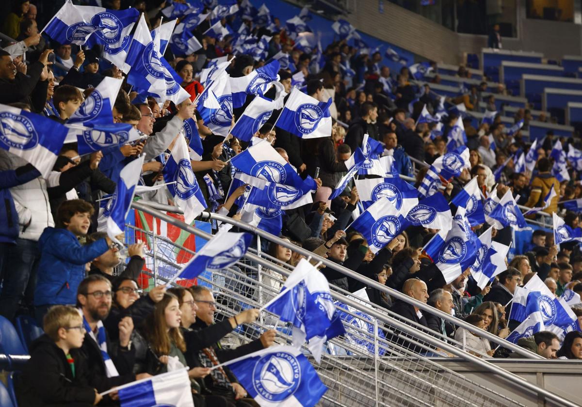 Banderas en la grada de Mendizorroza en el partido ante el Mallorca.