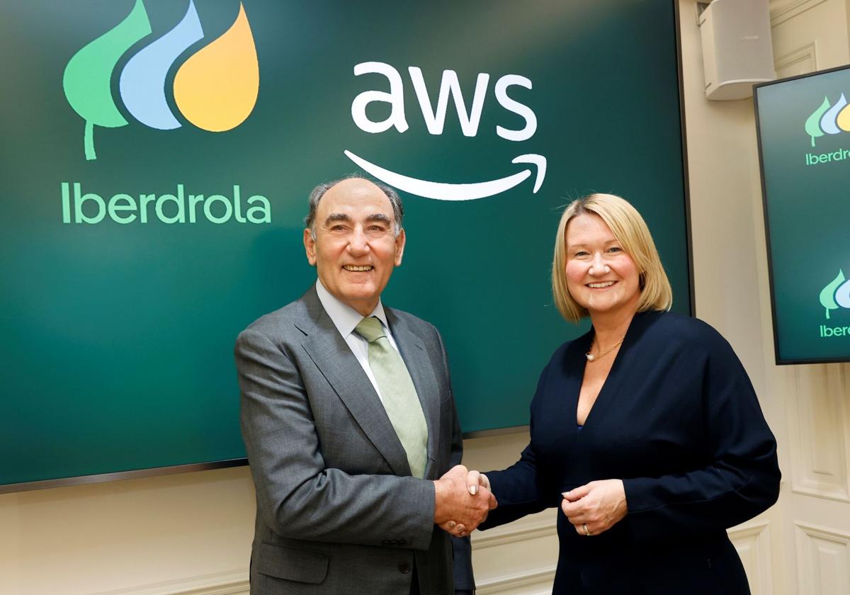 El presidente de Iberdrola, Ignacio Galán, junto a Lindsay McQuade, directora de energía de Amazon para Europa, Oriente Medio y África.