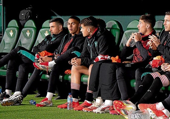 Maroan, sentado en el banquillo entre Yuri y Prados, estuvo por primera vez en una convocatoria del Athletic tras su fichaje.