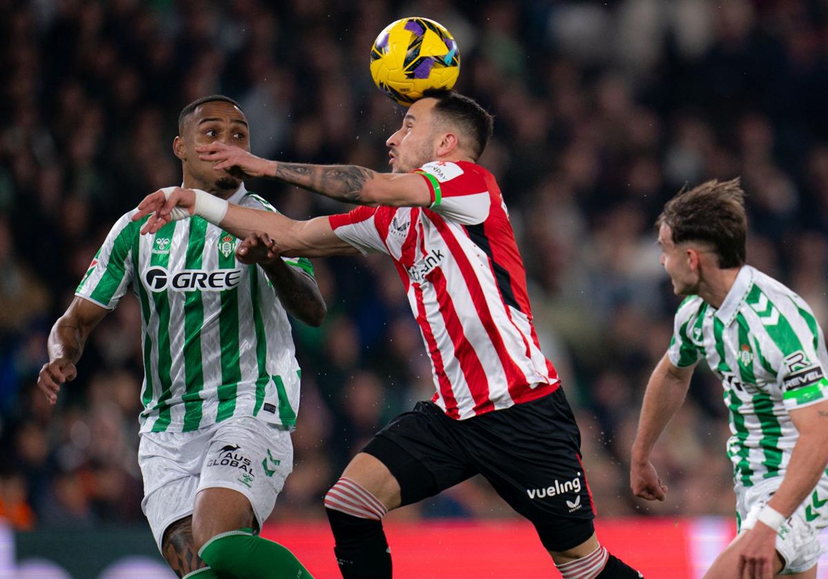 Berenguer controla de cabeza ante Natan.