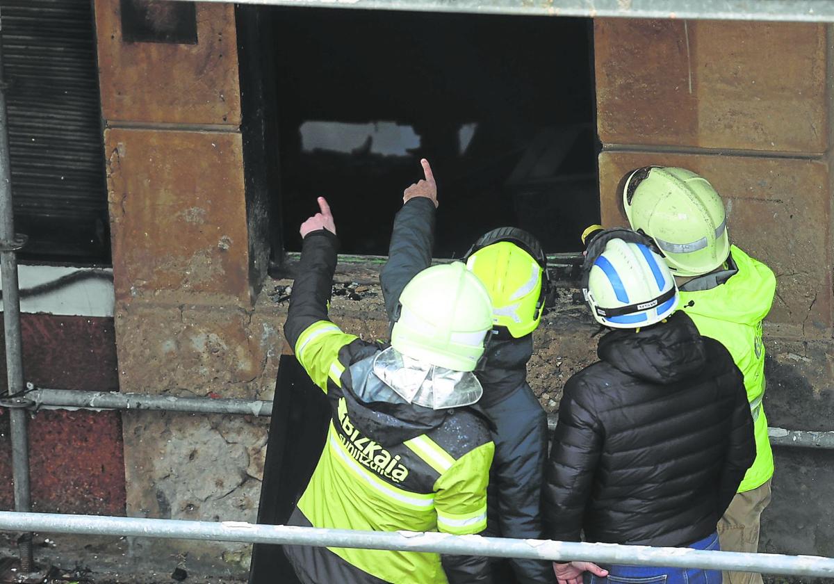 Los bomberos, ertzaina y técnicos municipales volverán hoy a inspeccionar las viviendas, que fueron declaradas en riesgo de colapso.