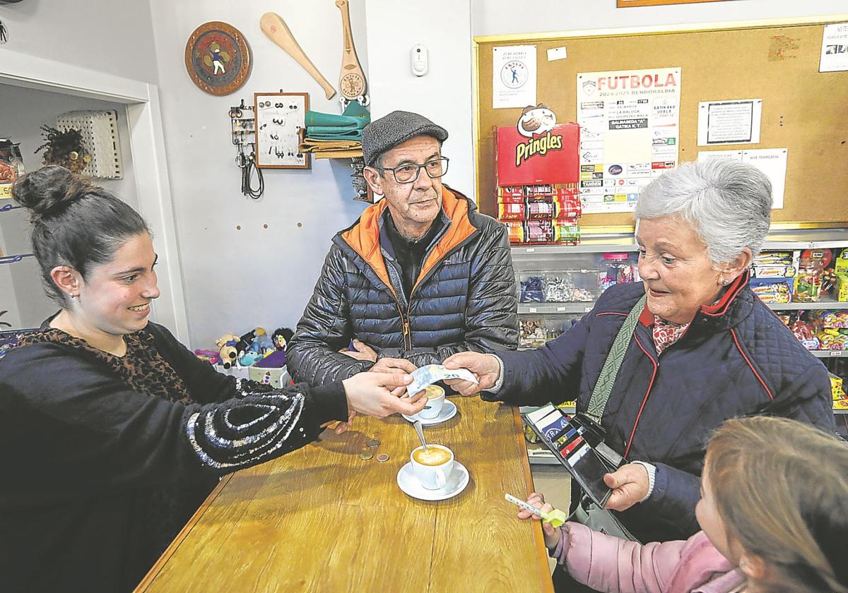 Renovación. Sheila Basto tuvo que poner hace dos años datáfono en el hogar del jubilado de Gatika, aunque mucha gente prefiere pagar con efectivo.