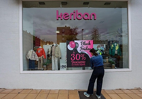 Un comercio de Zabalgana, durante el 'Black Friday'