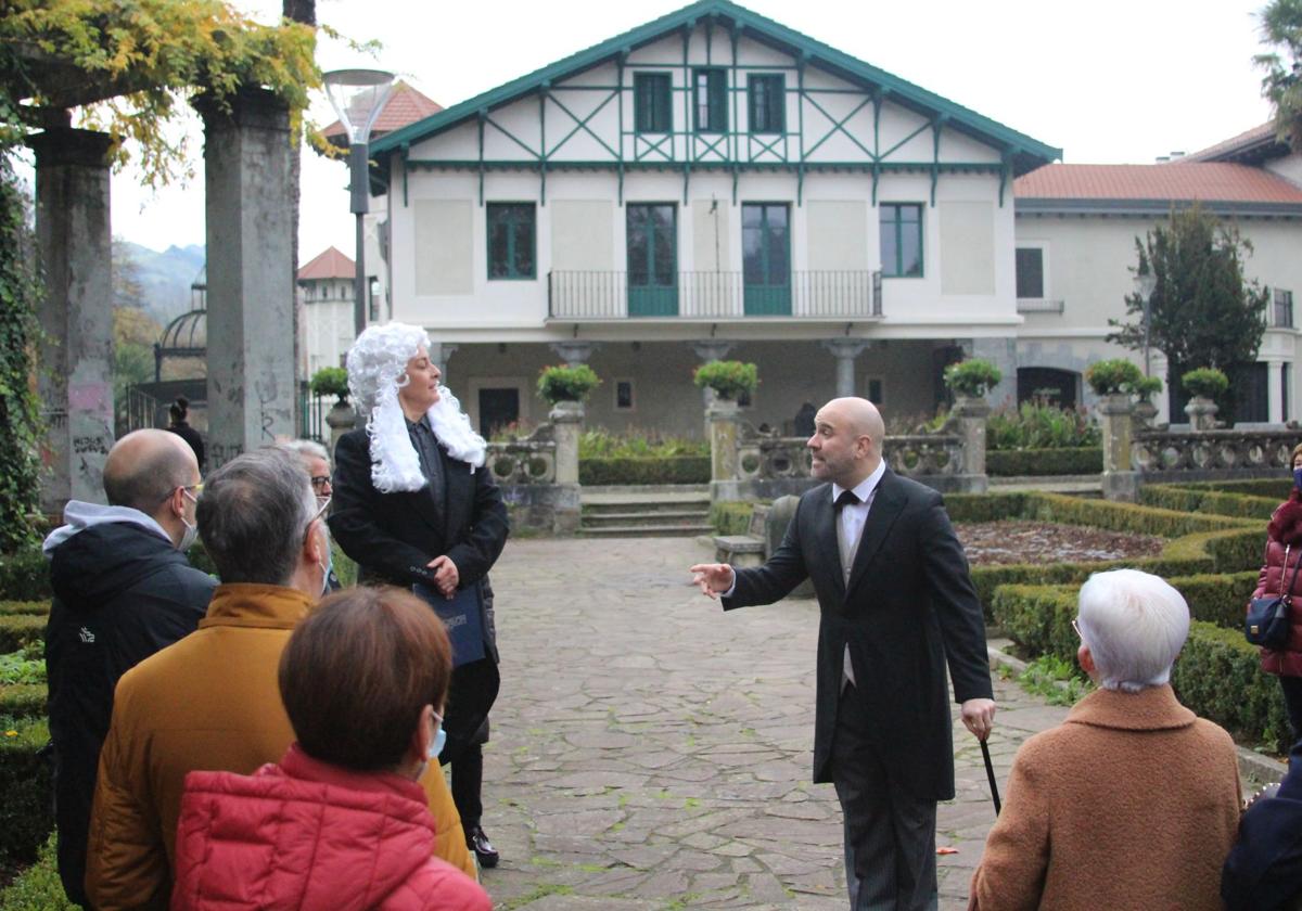 Las visitas teatralizadas, como esta de Llodio, suelen tener muy buena acogida.