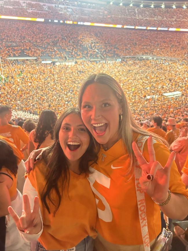 Micah Kiker junto a una compañera en un partido del equipo de su universidad, Tennessee, frente a Alabama en el Neyland Stadium.