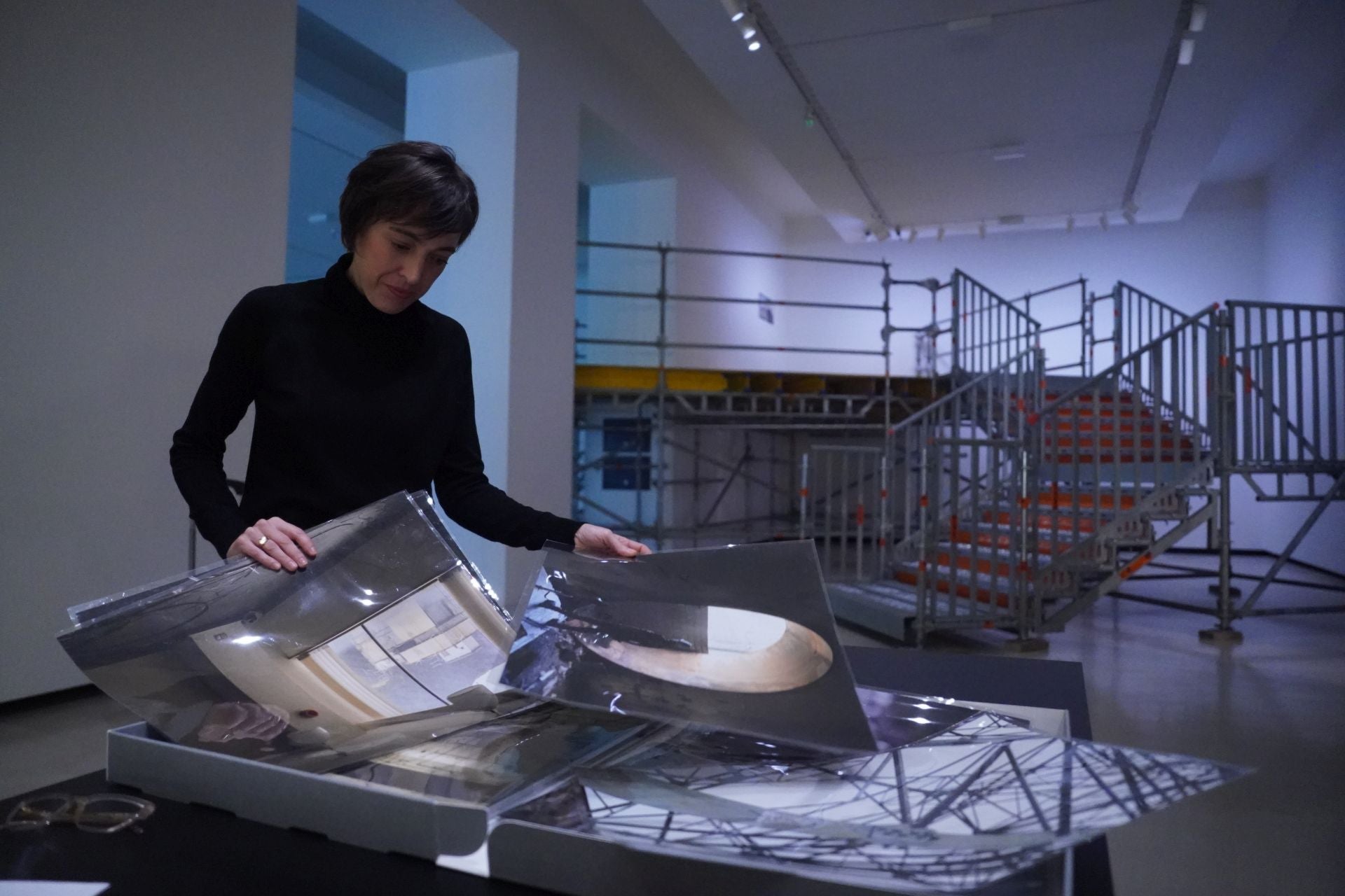 Sádaba muestra las cajas con decenas de fotos que el visitante podrá manipular para verlas.