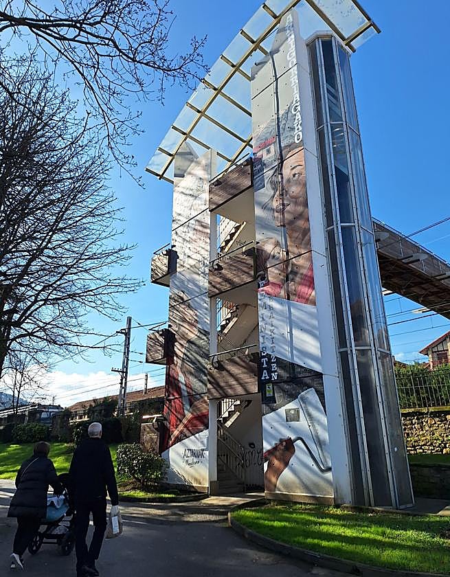 Vecinos de Arrigorriaga se dirigen al ascensor más próximo a la estación de Cercanías.