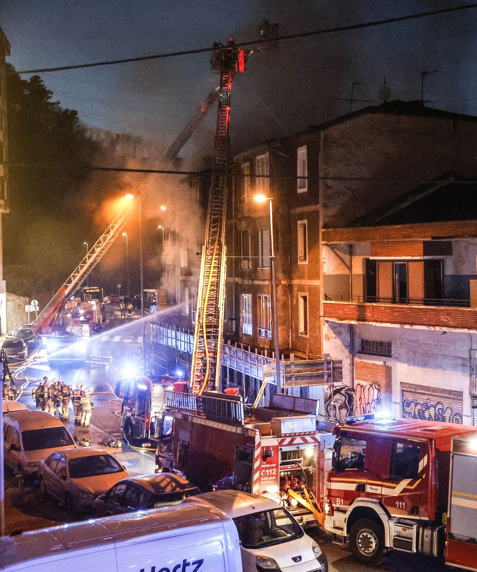 El incendio mantuvo en jaque a los bomberos durante más de cuatro horas.
