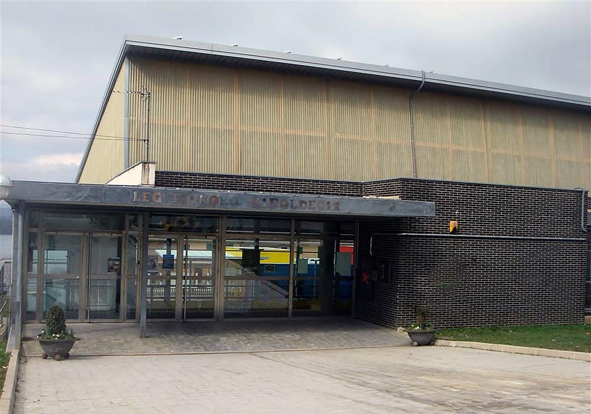 Entrada principal al polideportivo de Legutio donde se pretende instalar placas solares.