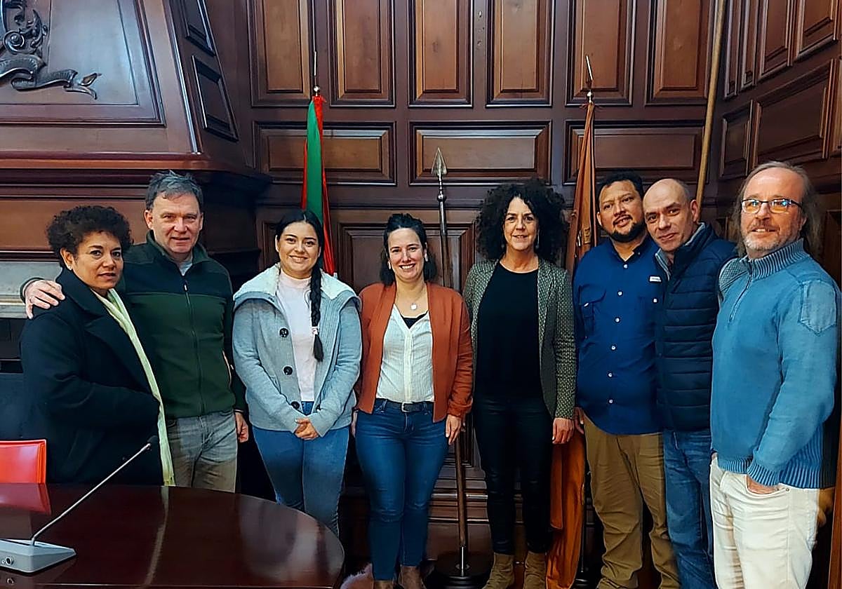 Representantes de El Salvador junto a representantes de Berriz, Elorrio y Zaldibar