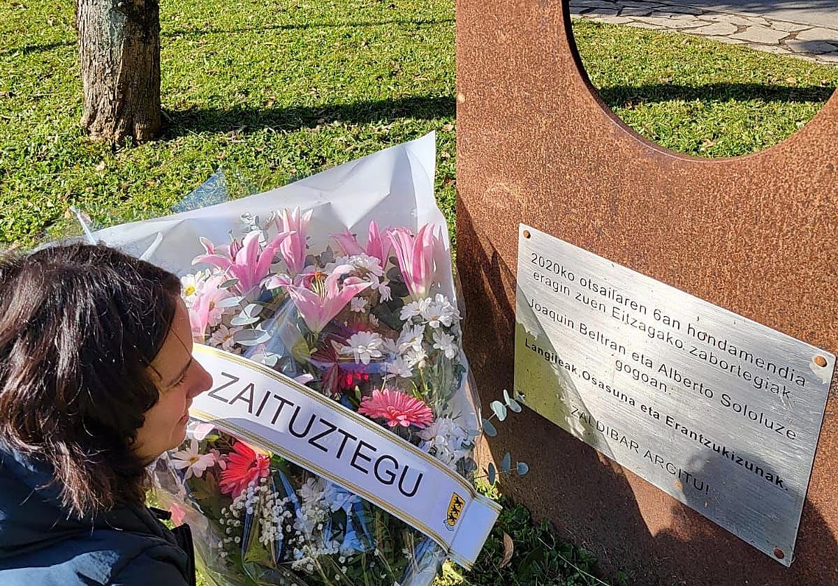 La alcaldesa, Eneritz Azpitarte, ha colocado un ramo de flores en su recuerdo en el monolito de Eitzaga, en nombre de todos los vecinos.