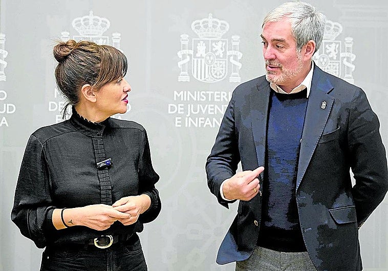 La ministra Sira Rego y el presidente canario, Fernando Clavijo, tras la reunión