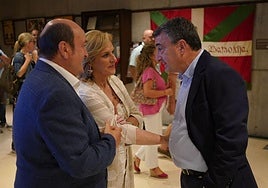 Rivales y «amigos». Andoni Ortuzar y Aitor Esteban, en su última imagen juntos, durante la entrega de premios de la Fundación Sabino Arana.