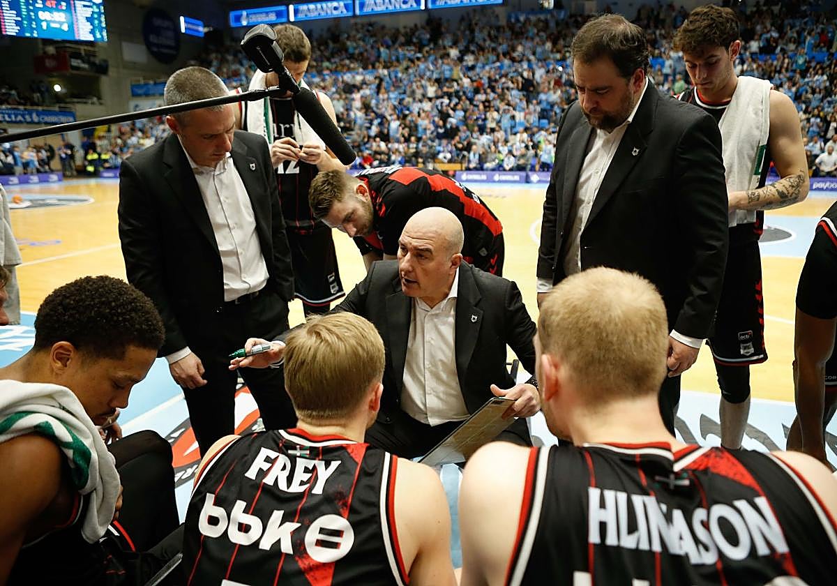 Ponsarnau instruye al equipo en un tiempo muerto en Lugo.