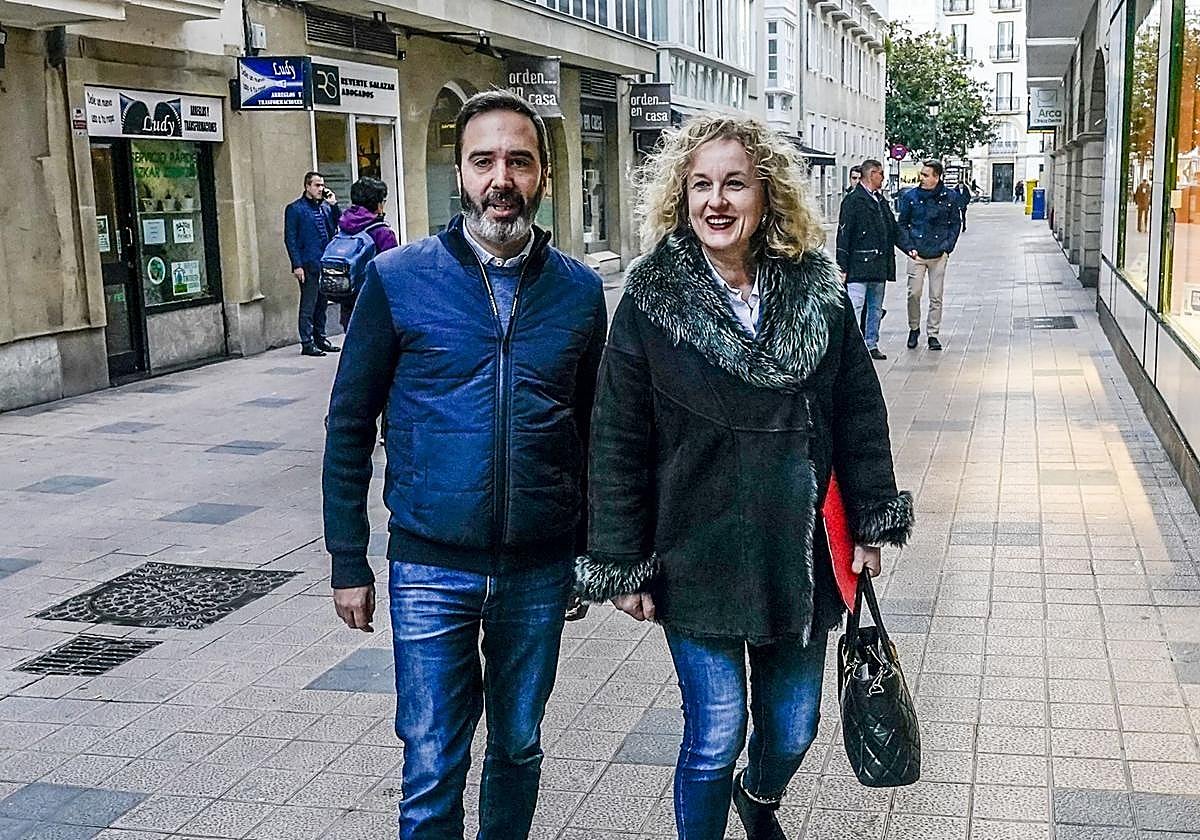 Javier Hurtado junto a Cristina González, el jueves en la entrada de la sede de la calle Arca.