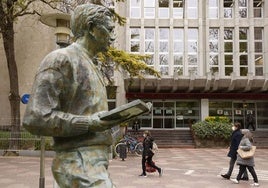 La estatua dedicada a Aldecoa, frente a la entrada de la Casa de Cultura Ignacio Aldecoa.