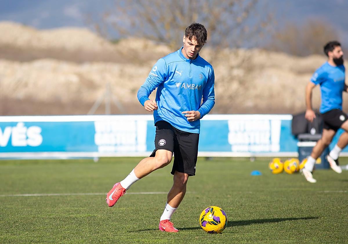 Cabanes golpea el esférico en el entrenamiento.