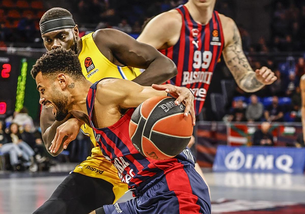 Cabarrot intenta driblar a un rival.