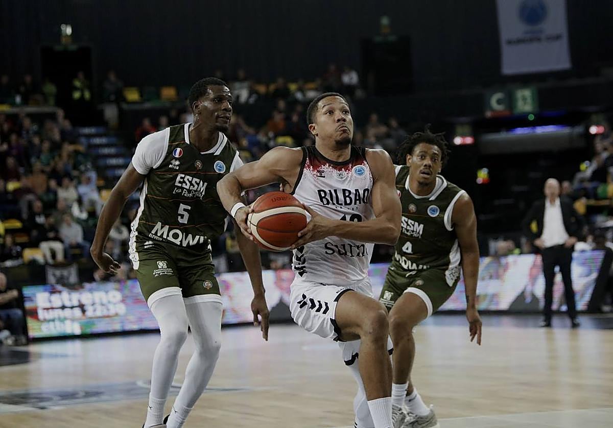 Canasta. Pantzar penetra hacia el aro ante la defensa de dos jugadores del Le Portel, partido que el Bilbao Basket ganó en Miribilla.