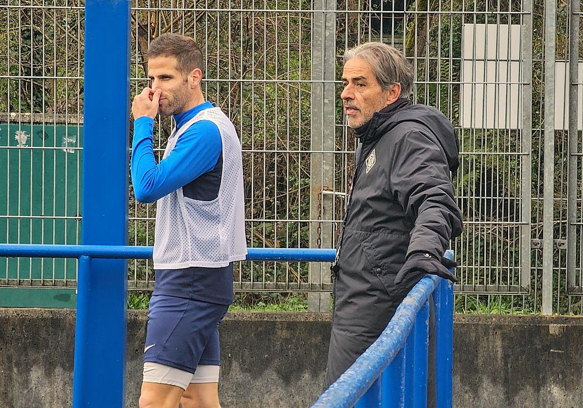 Natxo González, junto a Pablo Hervías en un momento del entrenamiento de este viernes.