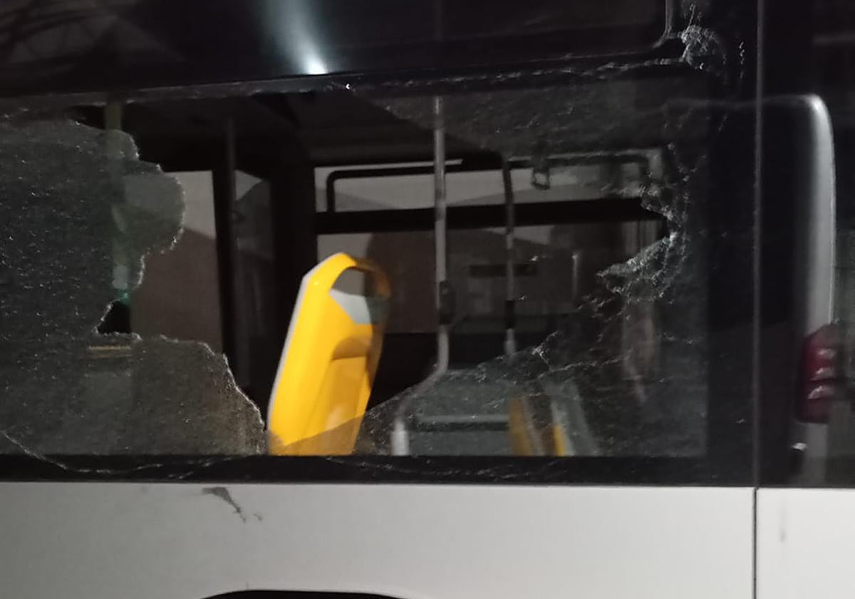 Uno de los cristales laterales se ha fracturado por el impacto del limpiaparabrisas.