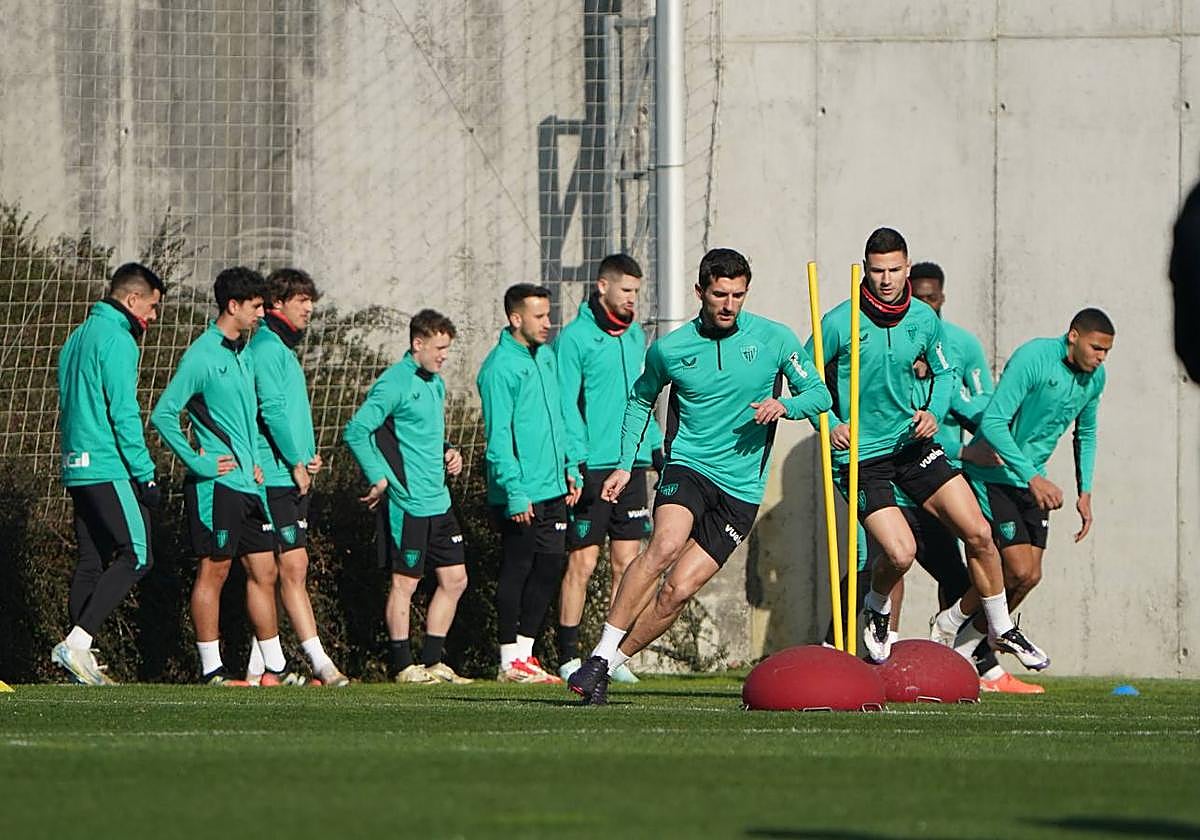 Jugadores del Athletic completaron ayer el último entrenamiento en Lezama antes de recibir hoy al Girona.