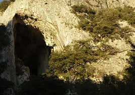 Imagen panorámica de la cueva de la Leze.