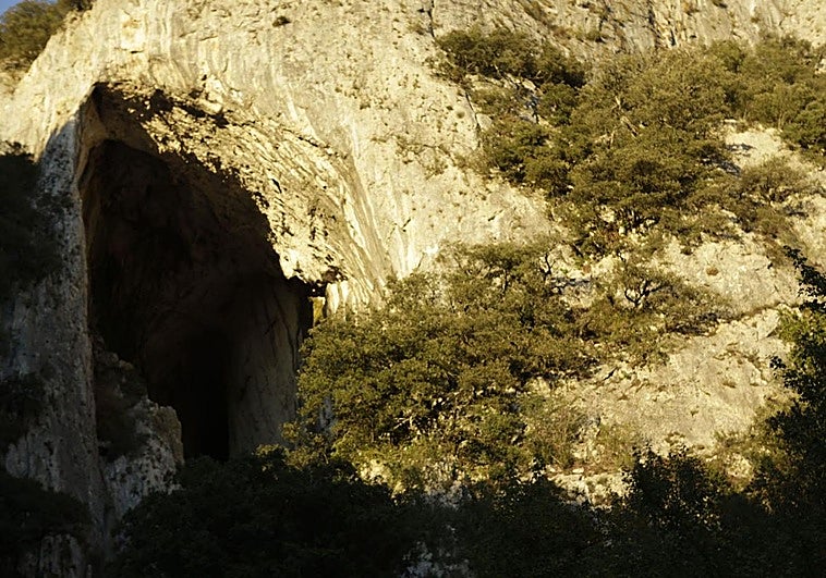 Imagen panorámica de la cueva de la Leze.