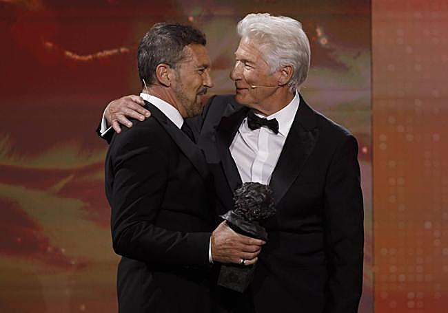 Antonio Banderas entregó el Goya de honor a Richard Gere.