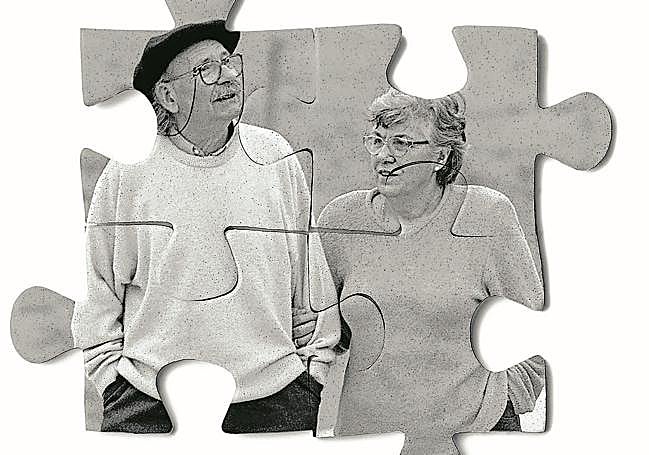 Toda una vida. Ibarrola y Mari Luz Bellido pasean cerca de su casa en Oma.