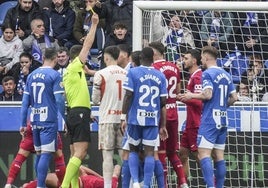 El colegiado amonesta a Abqar tras el penalti.