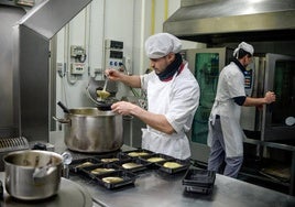 Cocinas de Sukalde Catering, que elabora cerca de 1.000 menús al día.
