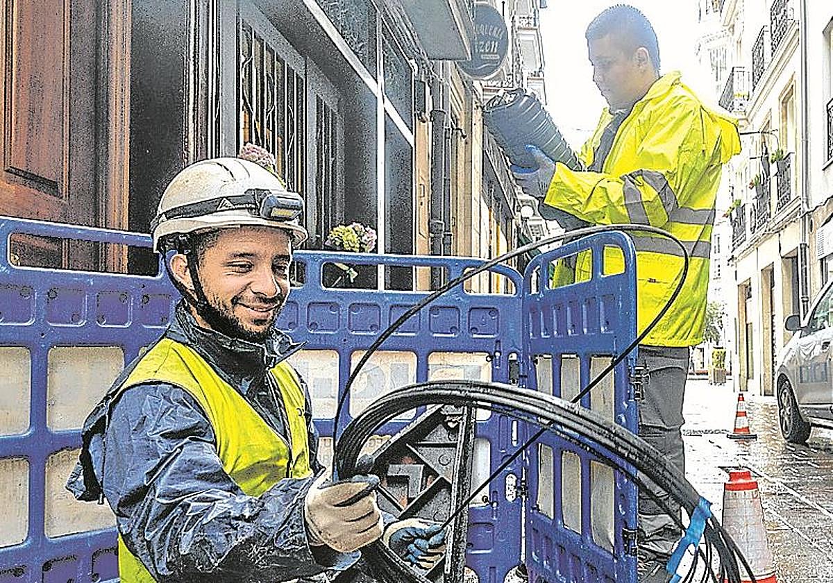 Una operadora despliega la fibra óptica en el Casco Viejo.