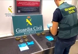 Agentes de la Guardia Civil intervienen 1.250 gramos de caviar de esturión beluga.