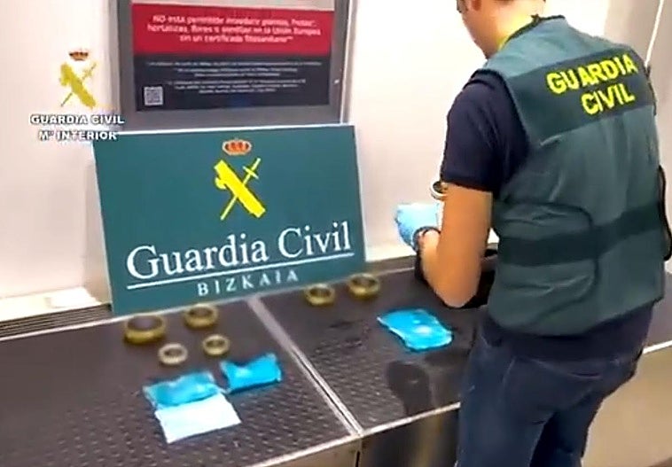 Agentes de la Guardia Civil intervienen 1.250 gramos de caviar de esturión beluga.