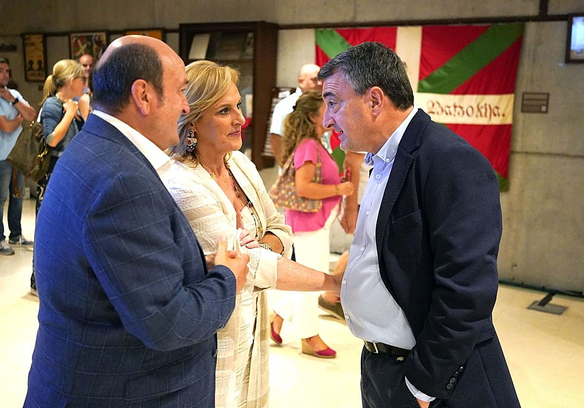 Aitor Esteban junto a su mujer, Itxaso Atutxa, y Andoni Ortuzar.