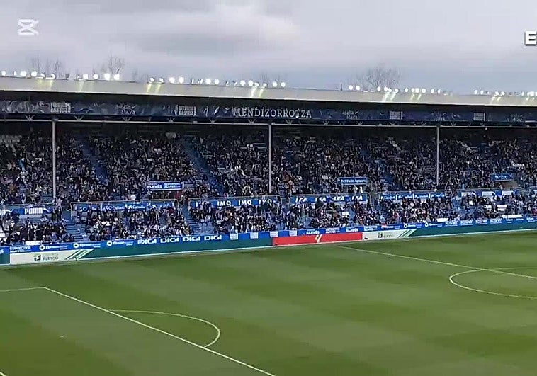 Mendizorroza se tiñe de albiazul en la salida de los jugadores