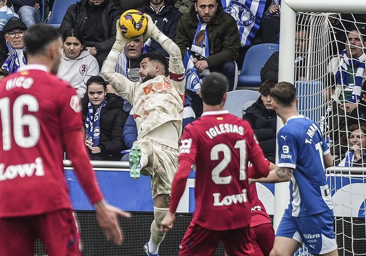 Sivera atrapa la pelota durante el partido contra el Getafe.