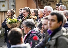 Naia Sololuze, con un ramo de flores, en un momento del homenaje.