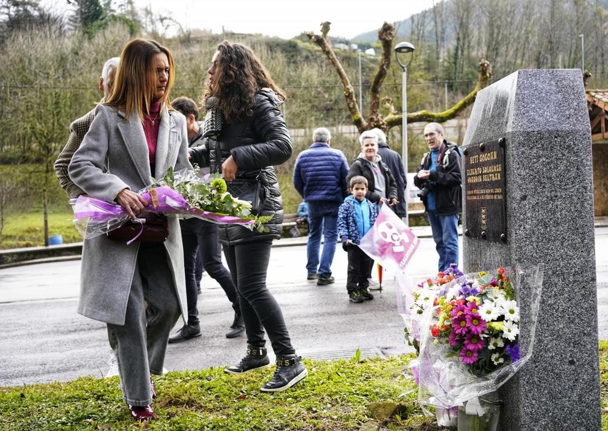 Imagen secundaria 1 - Homenaje a los fallecidos en Zaldibar: «Seguramente nunca lleguemos a saber la verdad de lo que ocurrió en el vertedero»