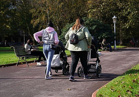 Mujeres pasean con sus bebés por el parque de Doña Casilda