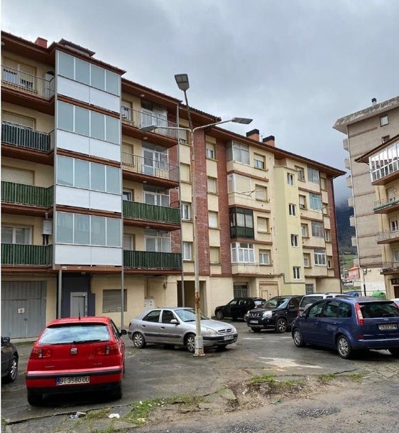 El solar, utilizado como aparcamiento, está desaprovechado.