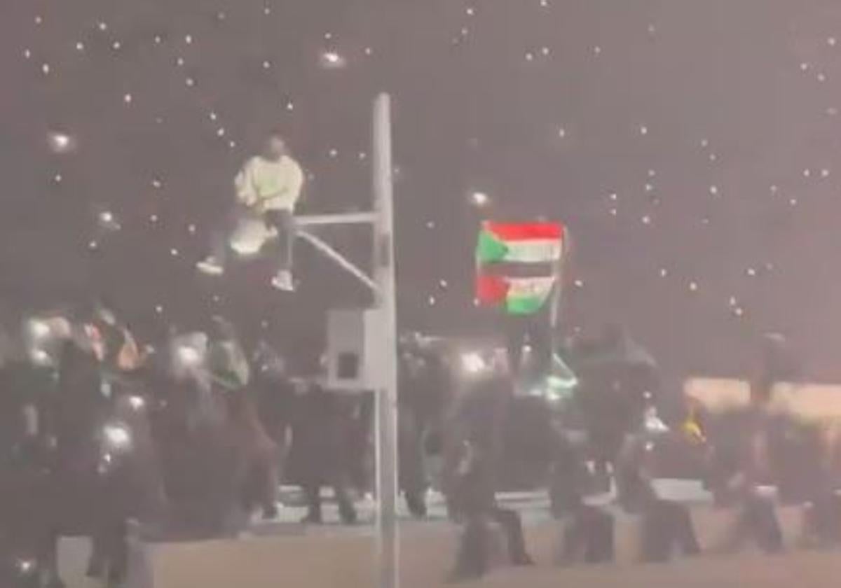 La política se cuela en la Super Bowl: un espontáneo detenido tras mostrar las banderas de Palestina y Sudán
